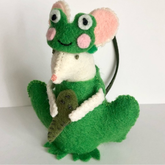 Spring Peeper Green Frog dressed Felt mouse holding a baby  tadpole pollywog - Picture 12 of 13